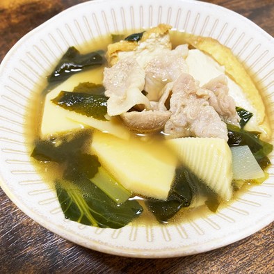筍・わかめ・厚揚げ・小松菜・豚肉の煮物の写真