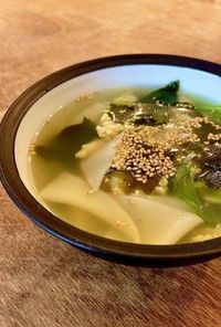 餃子の皮・レタス・ワカメの中華風卵スープ