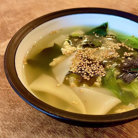 餃子の皮・レタス・ワカメの中華風卵スープ