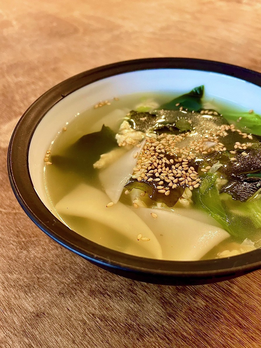 餃子の皮・レタス・ワカメの中華風卵スープの画像