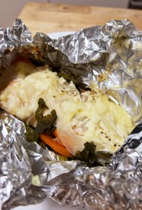 野菜たっぷり！マヨネーズと鮭のホイル焼き