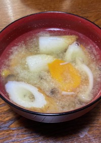 竹輪・パプリカ・しめじの味噌汁