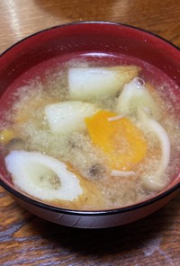 竹輪・パプリカ・しめじの味噌汁