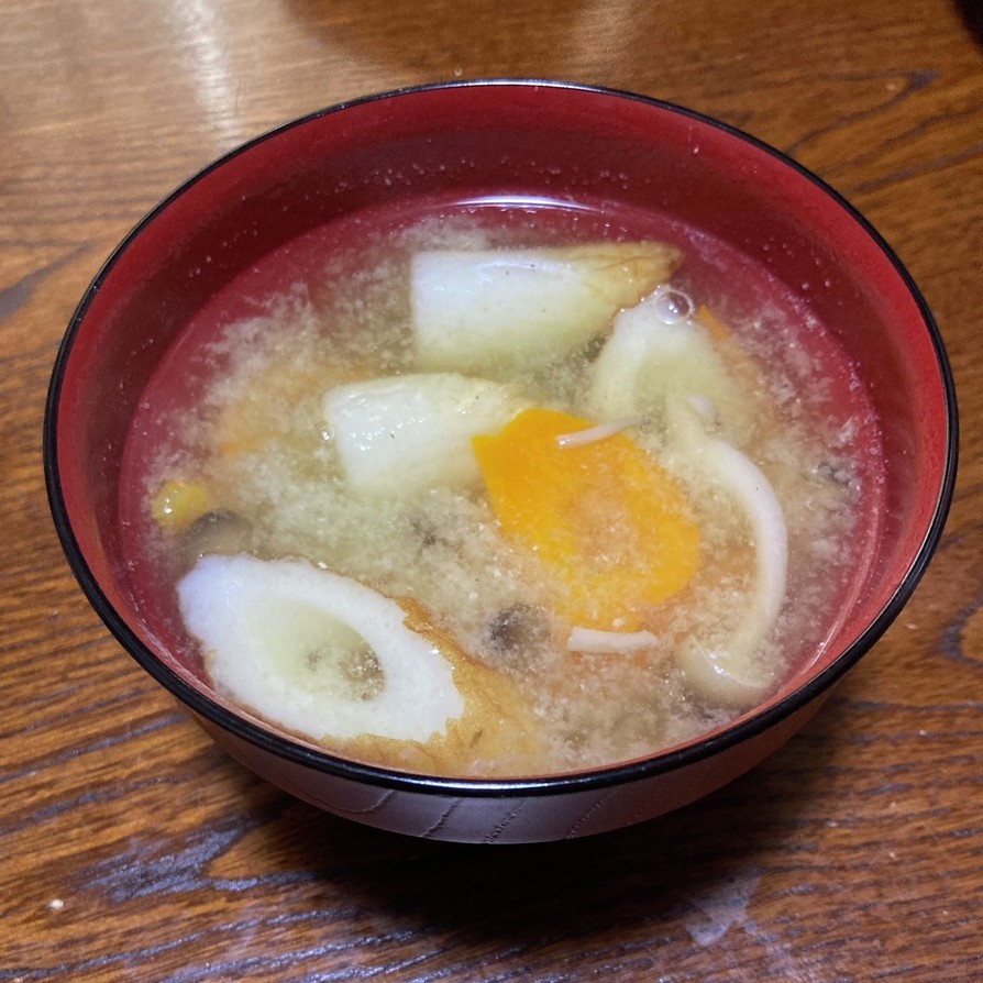 竹輪・パプリカ・しめじの味噌汁の画像