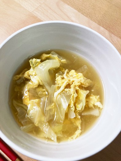 キャベツと玉ねぎと卵の中華スープの写真