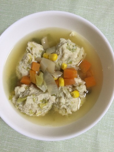 家庭料理の主菜に和風鶏団子スープの写真
