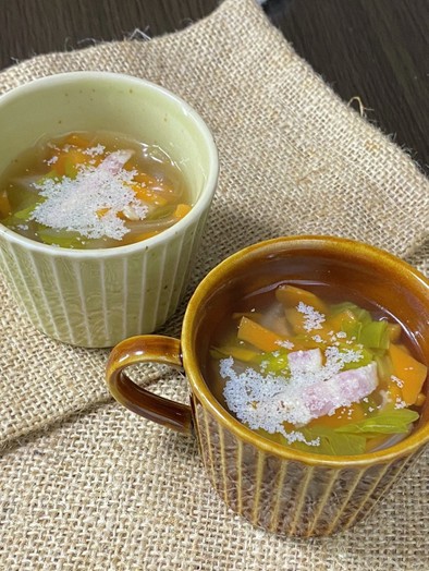 セロリの葉の洋風スープの写真