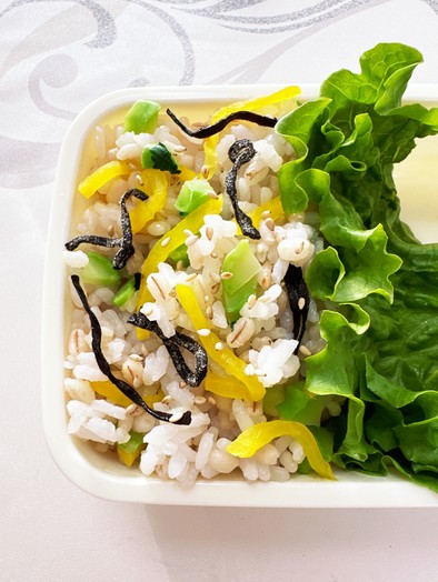 お弁当に✨おしんこと塩昆布の混ぜご飯の写真