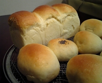 栗クリームパンと食パンの写真