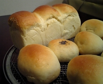 栗クリームパンと食パンの画像