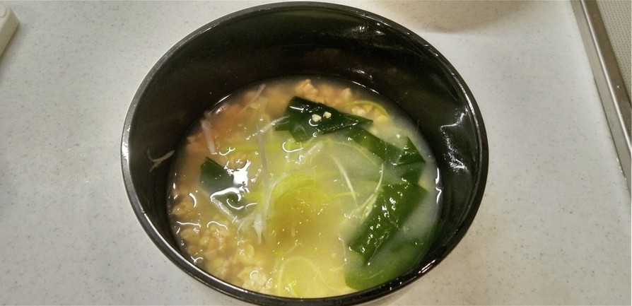 ひきわり納豆と生ワカメのお味噌汁の画像