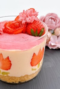 お花満開❀꙳桜とイチゴのティラミスケーキ