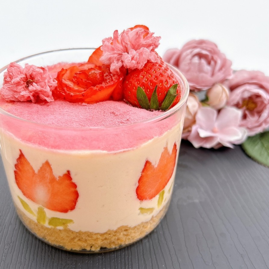 お花満開❀꙳桜とイチゴのティラミスケーキの画像