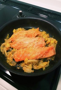 味噌漬け鮭とキャベツの蒸し焼き