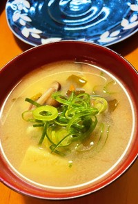 高野豆腐と根菜の味噌汁