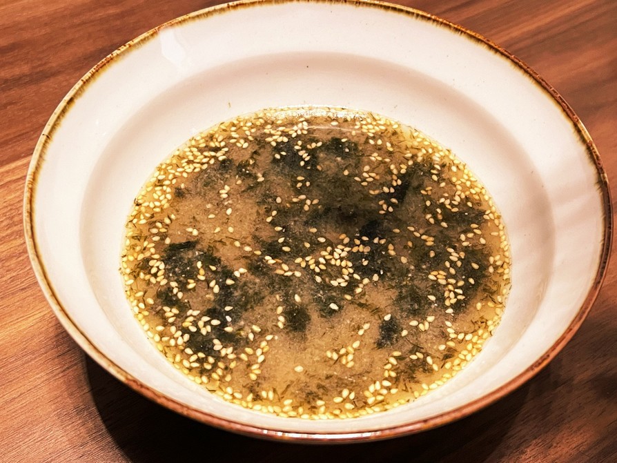 焼き海苔と鰹節と炒り胡麻の味噌汁の画像