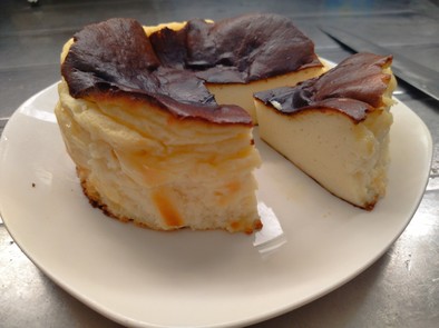 カスタードクリームでバスク風チーズケーキの写真