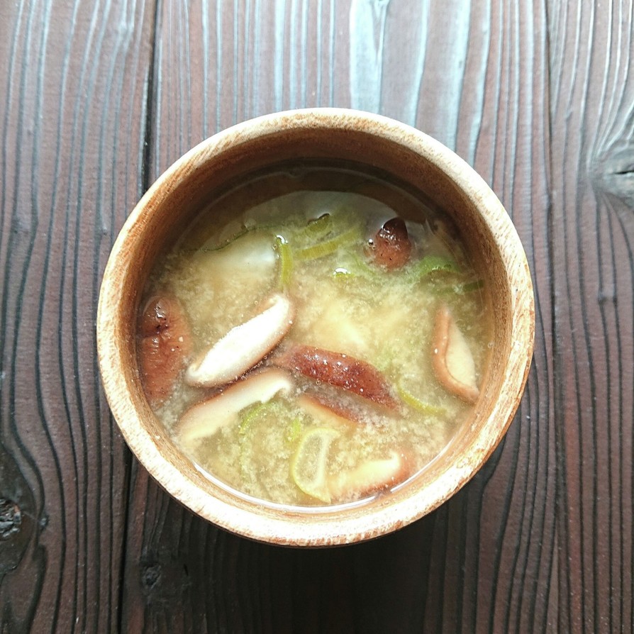 椎茸の旨味溢れる里芋ネギのほっこり味噌汁の画像