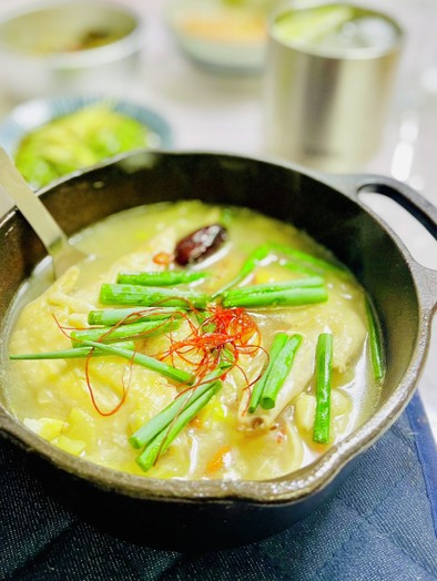 白濁スープの参鶏湯の写真