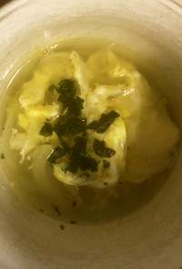 玉ねぎ、ニンニク、卵のスープ
