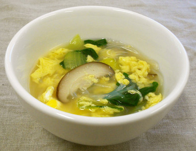 チンゲンサイと卵の春雨スープの写真