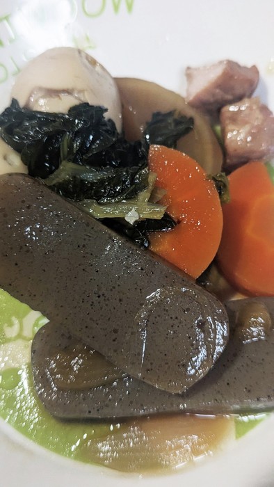 小松菜とにんじんとたまごと豚肉の煮物の写真