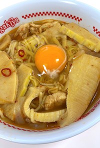 筍と玉葱と卵と鶏肉の親子台湾風ラーメン