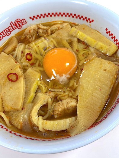 筍と玉葱と卵と鶏肉の親子台湾風ラーメンの写真