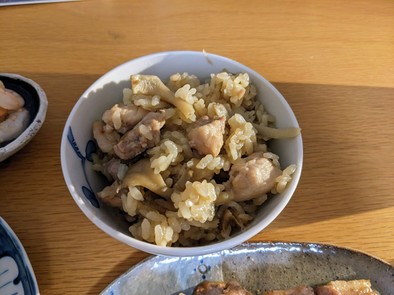 鶏もも肉と舞茸の日本酒炊き込みご飯の写真
