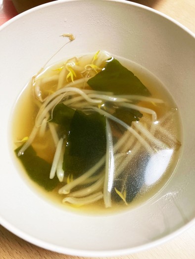 もやしとわかめの中華スープの写真