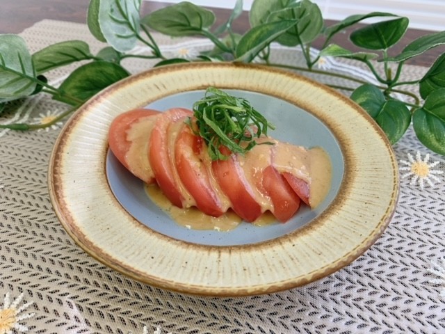 ヘルシー胡麻ドレッシングのトマトサラダの画像