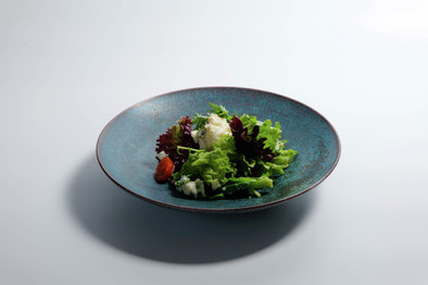 久美浜町産モッツァレラと丹後野菜のサラダの写真