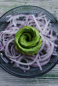 アボカドと紫玉ねぎスライスのサラダ