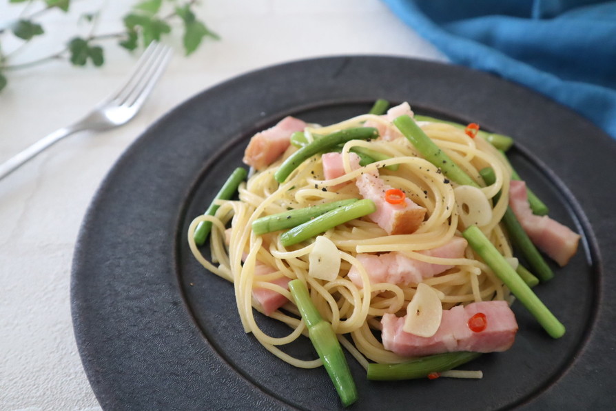 ベーコンとニンニクの芽のパスタの画像