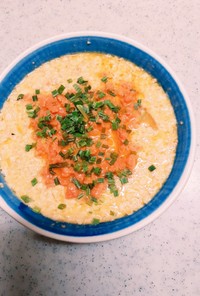 鍋つゆ卵とほぐし鮭の簡単オートミール雑炊