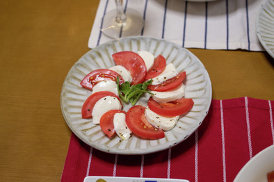 トマトとモッツァレラチーズのカプレーゼの写真