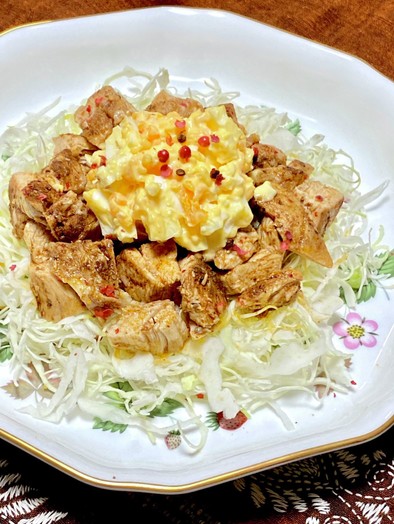 マヨたまケイジャンチキンのサラダの写真