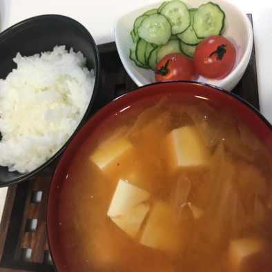 キムチと豆腐の味噌汁の写真
