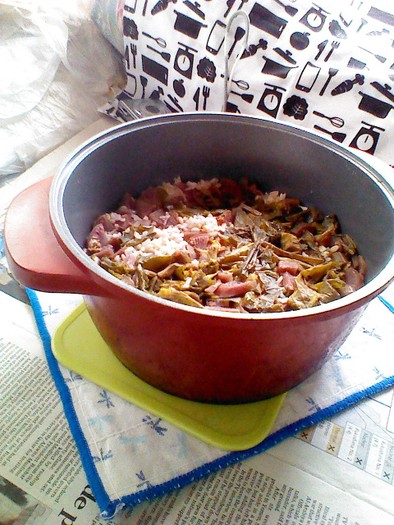 無加水鍋で日野菜漬けの炊き込みご飯の写真