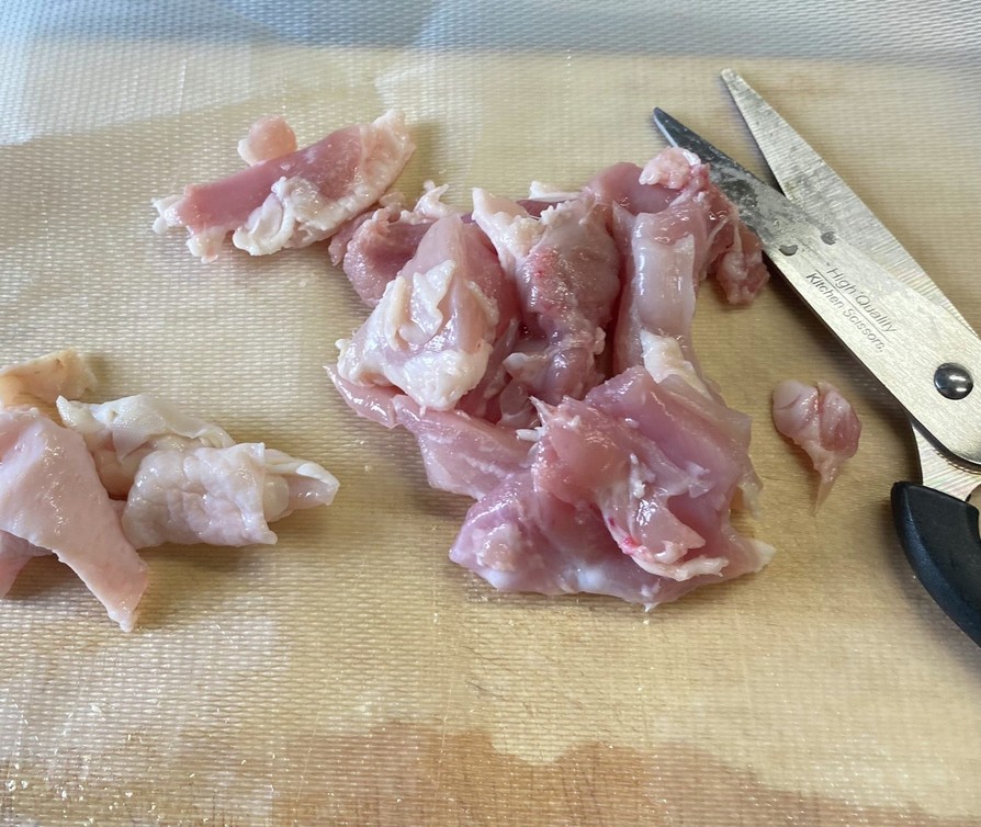 鶏肉はキッチンバサミで切るのが楽ちんの画像