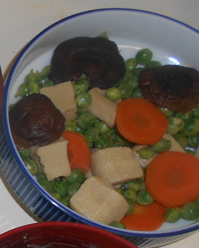 えんどう豆と高野豆腐の煮物の写真