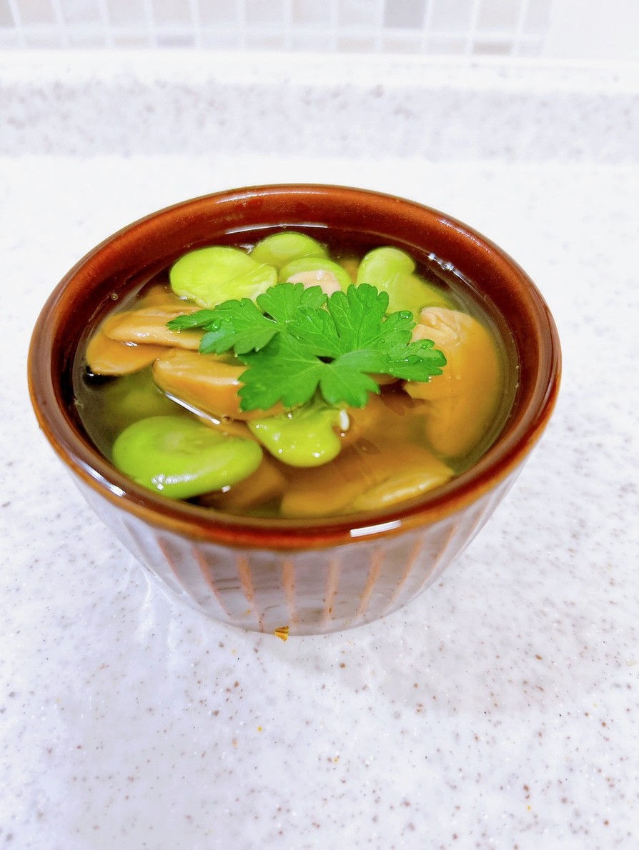 マッシュルームと空豆の食べるスープの画像