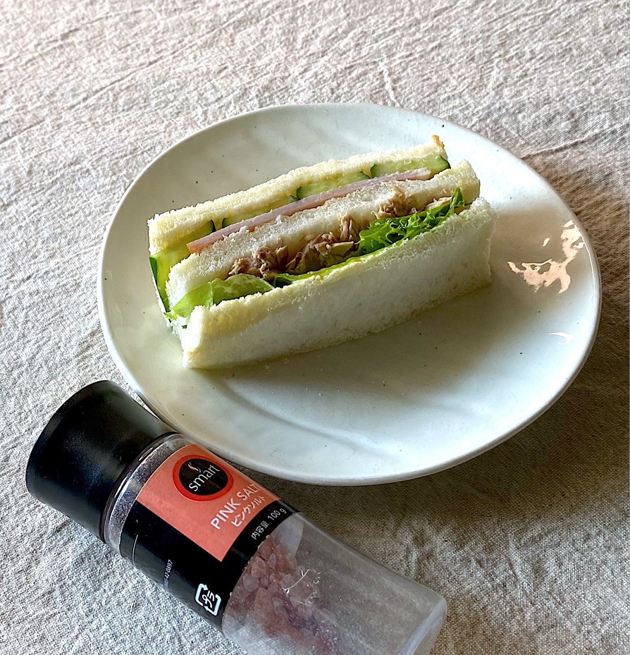 サンドイッチに塩をパラパラの画像