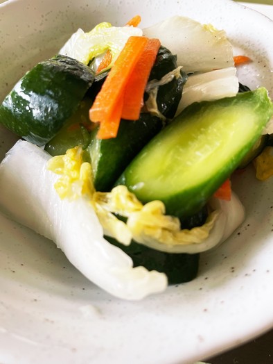きゅうりと白菜、にんじんの美味しい漬け物の写真