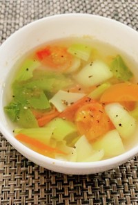トマト、青梗菜、人参の塩麹スープ