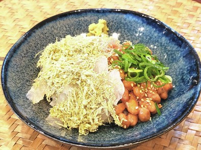 簡単♡鯛の昆布〆風を添えた納豆ご飯♡の写真