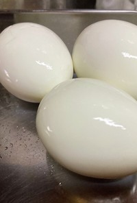 茹で卵の殻をつるんとむく方法