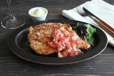 チキンのパン粉焼き　トマトマリネソースの写真