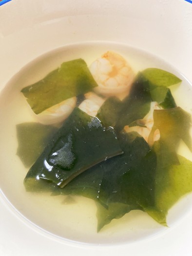 むきエビとわかめの中華スープ、塩味の写真