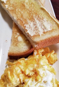 朝はパパっとバタートーストと卵で